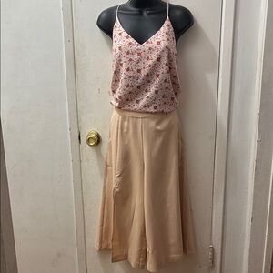 Elegant Cream Wide-Leg Capri Pants /floral top